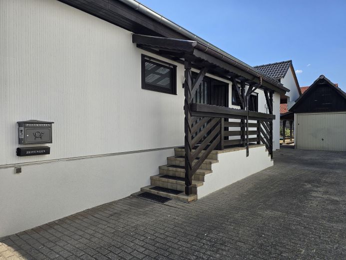 Einfamilienhaus mit kernsanierter Einliegerwohnung, Pool und Garage in Lustadt – Hauptwohnung Eingang