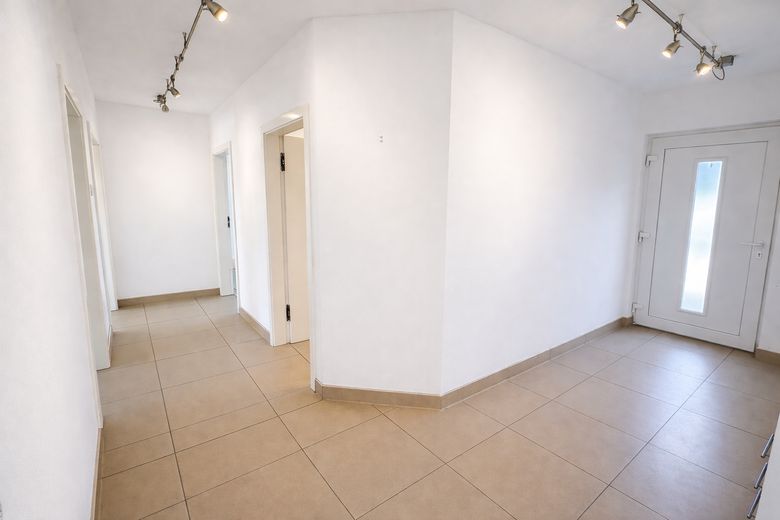 Tek katta yaşam – geniş güneybatı arsaya sahip modern bungalov – Flur