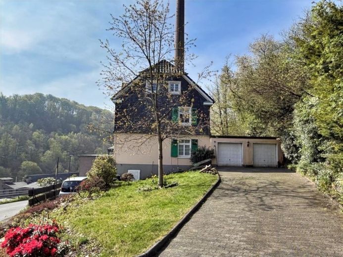 Wohnen mit Weitblick - Mehrfamilienhaus in Dahlerau – Hausansicht mit Vorgarten und Garagen