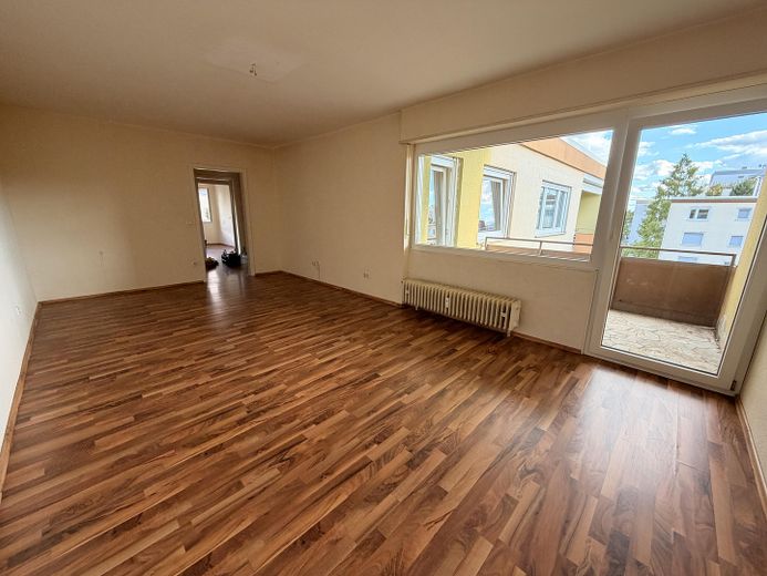 Yenilenmiş, merkezi ve sakin konumda en üst katta 2 odalı daire – Wohnzimmer