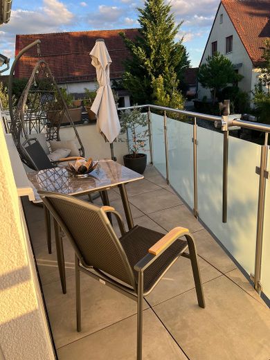 Exklusive 2,5 Zimmer Wohnung mit Aufzug, Niedrigenergiehaus mit PV Mieterstrom – Balkon