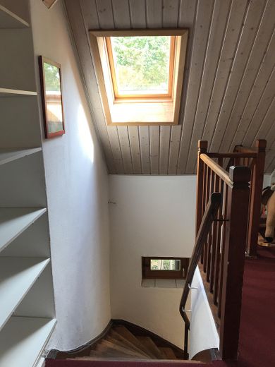 Freistehendes Einfamilienhaus mit Photovoltaikanlage auf sonnigem Grundstück in Berlin-Wittenau – Treppe im DG