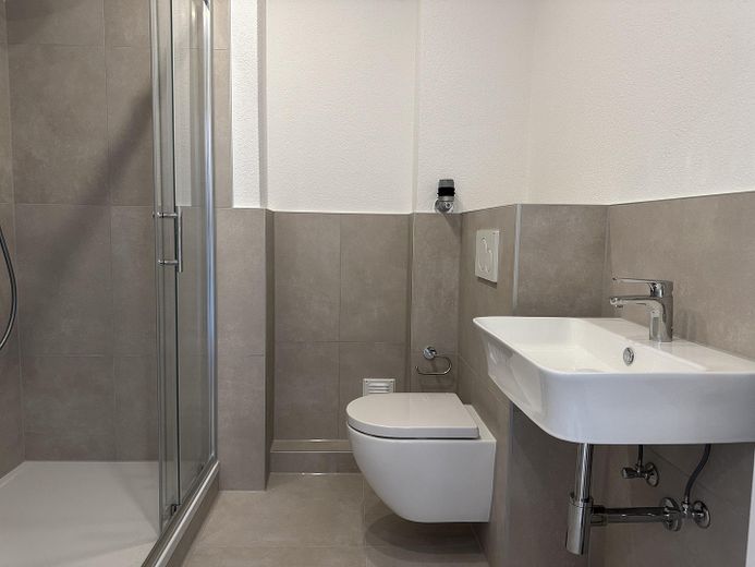 *Provisonsfrei* 3 Zimmer Wohnung nahe Harras – Frisch renoviert – Bad