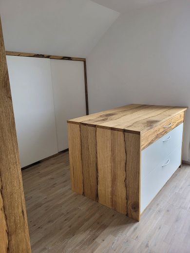 Casa familiare ammodernata con possibilità di appartamento separato, impianto fotovoltaico, riscaldamento a pavimento e classe di efficienza energetica B – Ankleide