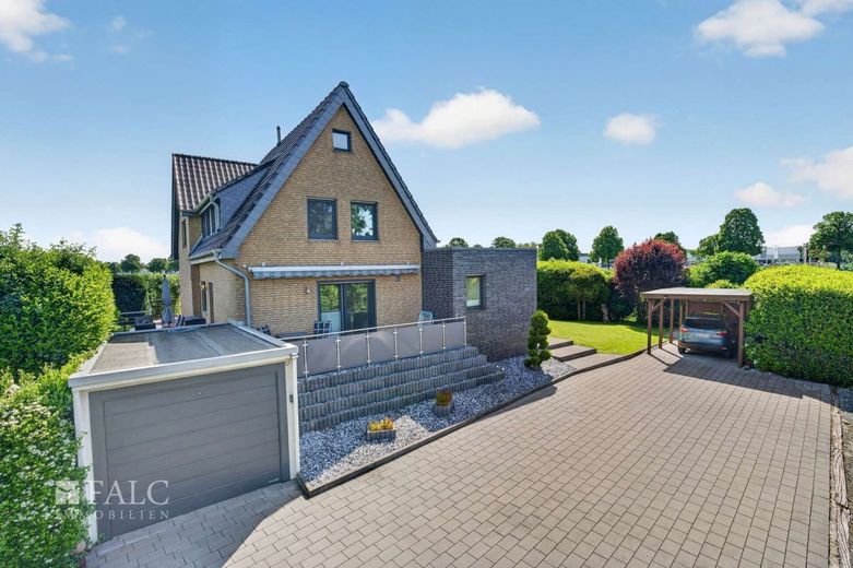 Einziehen und wohlfühlen: Saniertes Familienhaus mit separater Wohneinheit und großem Grundstück – Außenansicht