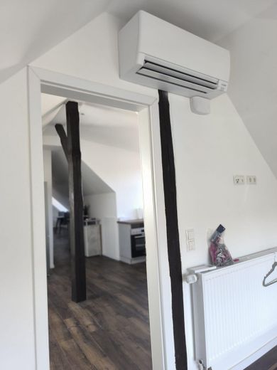 Neubau (BAFA/KfW) 85m² 2,5 ZKB helle DG-Wohnung, 2 begehbare Kleiderschränke, 3fach Verglasung – Schlafzimmer mit Klimaanlage