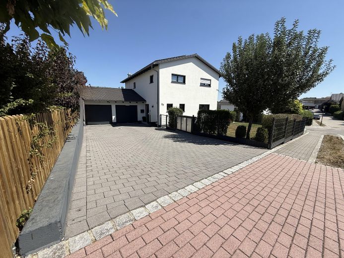 Neuwertiges Einfamilienhaus mit Wärmepumpe, PV, Doppelgarage & hochwertiger Ausstattung – Foto 2