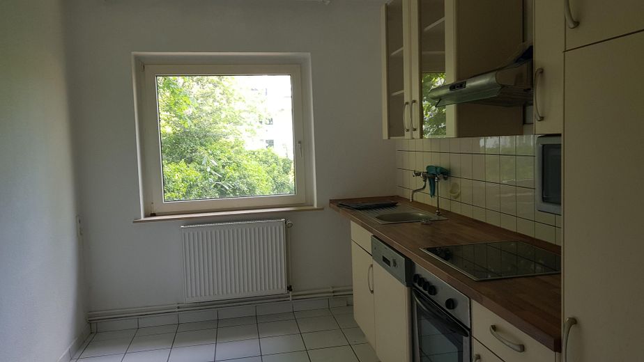 Nähe Barmenia und Uni, Apartment mit Einbauküche und Gartennutzung – Küche