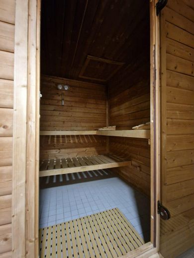 Sofort bezugsfrei: Barrierefreie 135m²-Wohnung (3 Zi.) mit Balkon, Stellplatz, Pool & Sauna – Sauna 3