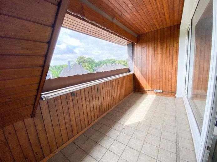 Prachtig appartement op de zolderverdieping met grote loggia, parkeerplaats in rustige ligging en ca. 6 % rendement – Loggia