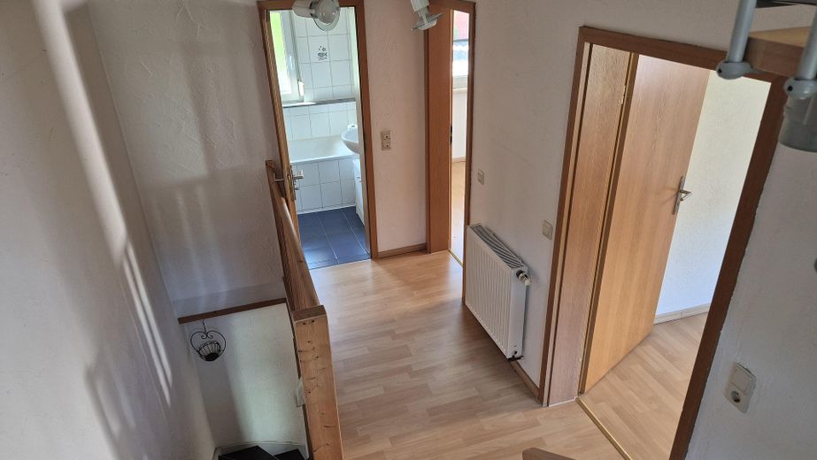 €12,000 saved on estate agent fees! Modernised semi-detached house with garden: close to the centre, quiet, low ancillary costs – Flur OG