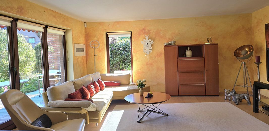 Freistehendes Einfamilienhaus mit Südgarten in ruhiger Lage von Hamburg-Volksdorf – Wohnzimmer