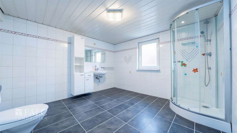 Charmantes EFH auf mehreren Ebenen inkl. Garage und historischem Gewölbekeller - FALC Immobilien HN – Ihre Badeoase 1.OG