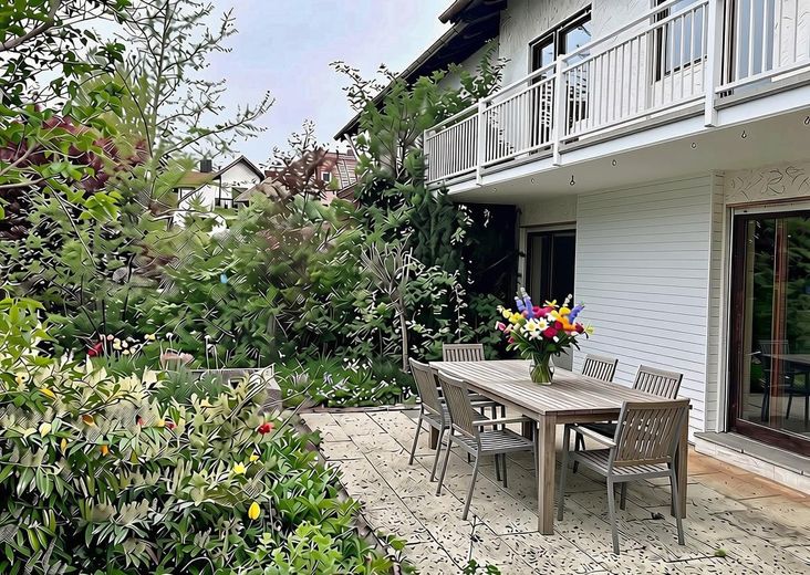Krailling'de güzel, komisyonsuz yarı müstakil ev – Terrasse (KI Beispiel)