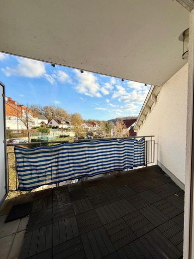 3 Zimmerwohnung mit 3 Tiefgaragenplätzen und 4 Balkonen – überdachter Balkon Wonzimmer