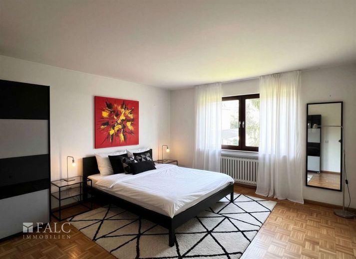 Großzügige 132 m² Wohnung mit großem Balkon und Stellplatz im gepflegten Dreifamilienhaus – Schlafzimmer I - (KI generiert)