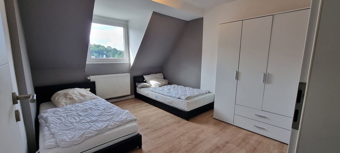 Sehr schöne teilmöblierte 4 Zimmer 103 qm DG Maisonette Wohnung mit EBK, Balkon usw. – 2 Schlafzimmer mit Kleiderschr