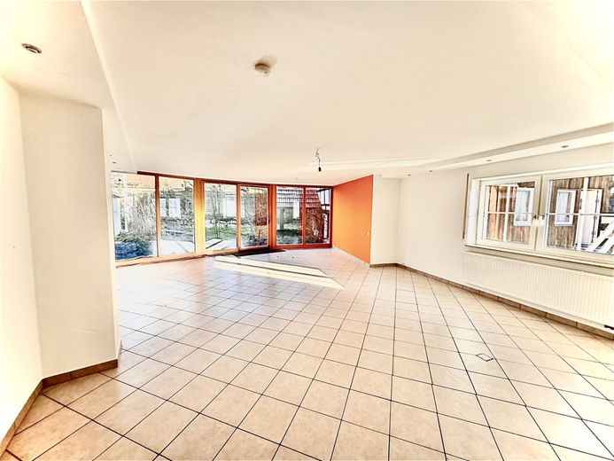 Riesiges, modernes Wohnzimmer mit Kaminanschluss