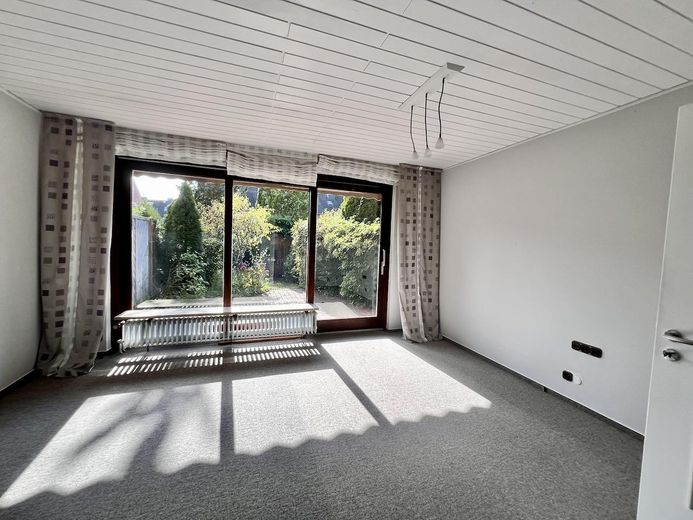 Kendine ait arsa üzerinde 4 odalı sıra ev – Wohnzimmer Gartenblick