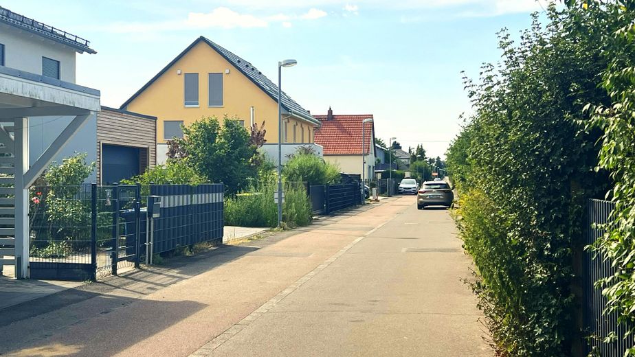 Ruhe mit Blick über Felder: Exklusives wohngesundes Plusenergie-Doppelhaus, S-Bahn fußläufig – Ortslage