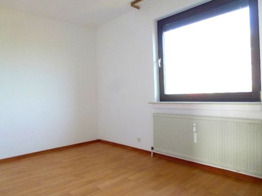 100 m² | Provisionsfrei | Dachgeschoßwohnung | Weitsicht über Felder und Wiesen – Zimmer1