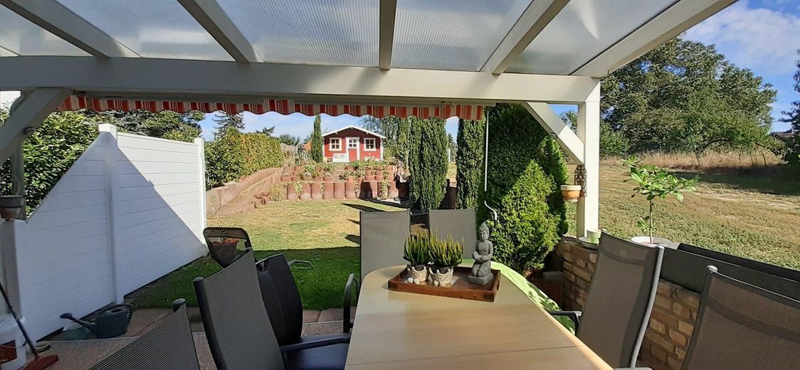 Große überdachte Terrasse EG