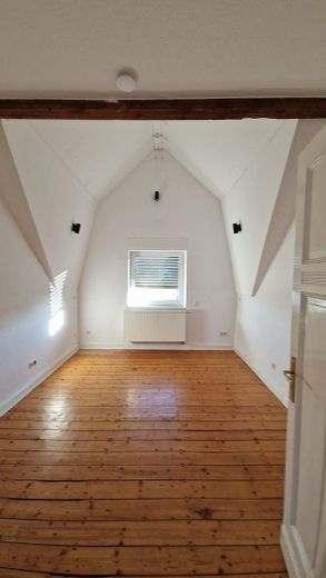 Wie ein eigenes Haus: 162,5 m² | 6 Zimmer | 600 m² Garten im Sondereigentum | 32 m² Dachterrasse – DG Schlafzimmer Erker