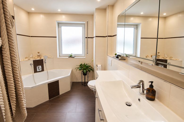 Vivir completamente amueblado con 190 m² de jardín privado y 117 m² de superficie habitable – Badezimmer