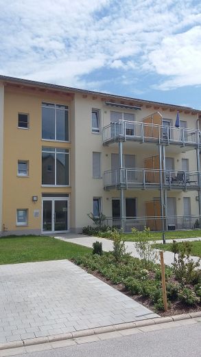 Wohnen wo andere Urlaub machen - Attraktive 1-Zimmer-Wohnung mit Balkon und EBK in Muhr am See – Außenansicht mit Stellplatz