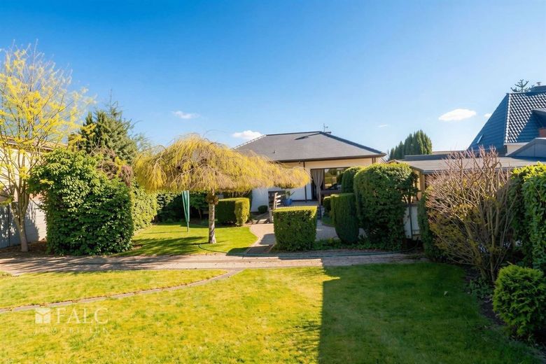 Bungalow auf 1289 m² Grundstück mit Pool – Garten