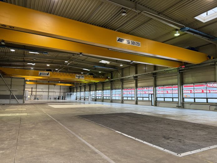 Produktions- und Lagerflächen zu vermieten (Gebäude A) – Halle mit Krananlagen