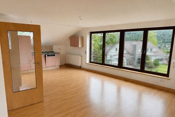 Großzügige 3-Zimmer Dachgeschoss Wohnung mit eigenem Gartenanteil in traumhafter Waldrandlage
