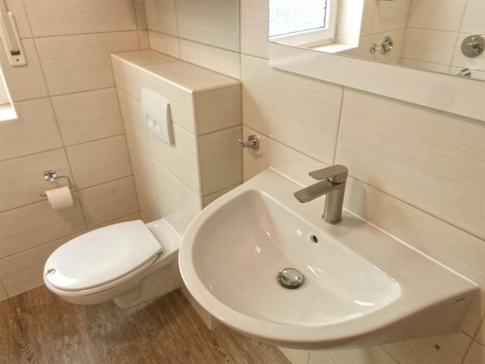 Provisionsfreie 3,5-Zimmer-Terrassenwohnung mit Einbauküche & Ausblick ins Grüne | Muggendorf – Toilette und Waschbecken