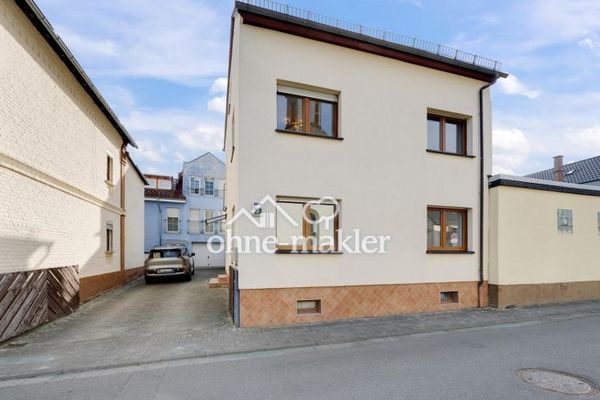 Großzügiges 8-Zimmer-Wohnhaus auf drei Wohnebenen in Aßlar-Berghausen