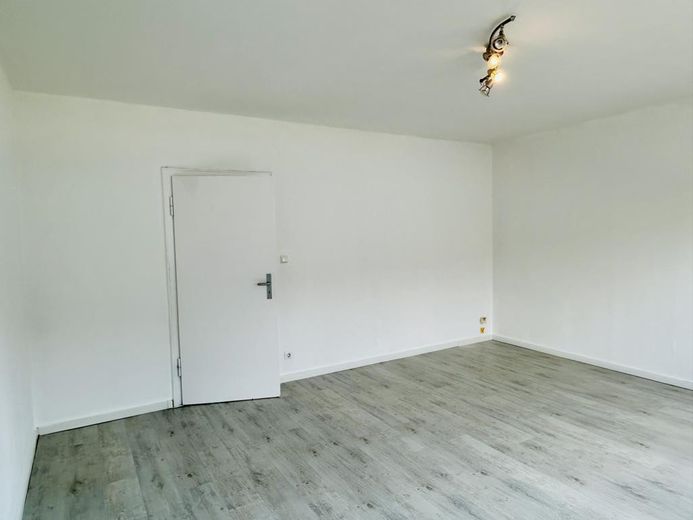 Attraktive, lichtdurchflutete 2,5-Zimmer-Wohnung mit Balkon – Wohnzimmer