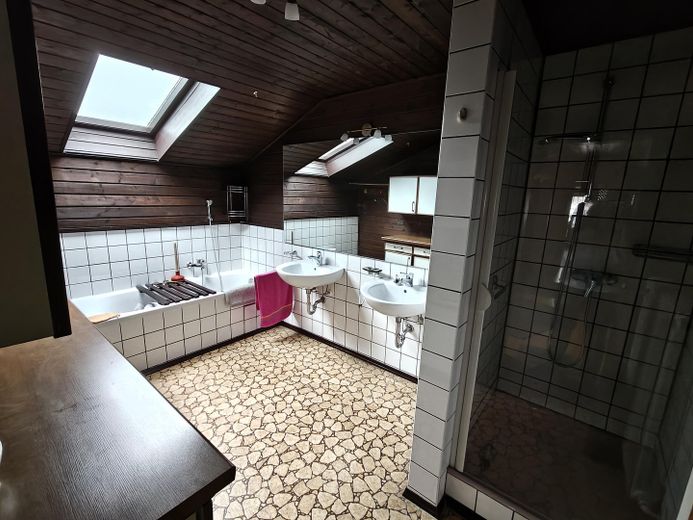 Maison mitoyenne bien entretenue en emplacement central – Bad OG