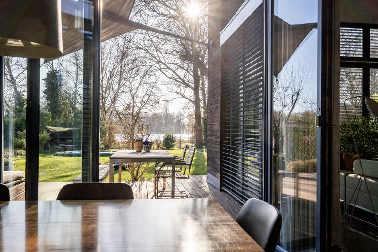 Essbereich mit Seeblick