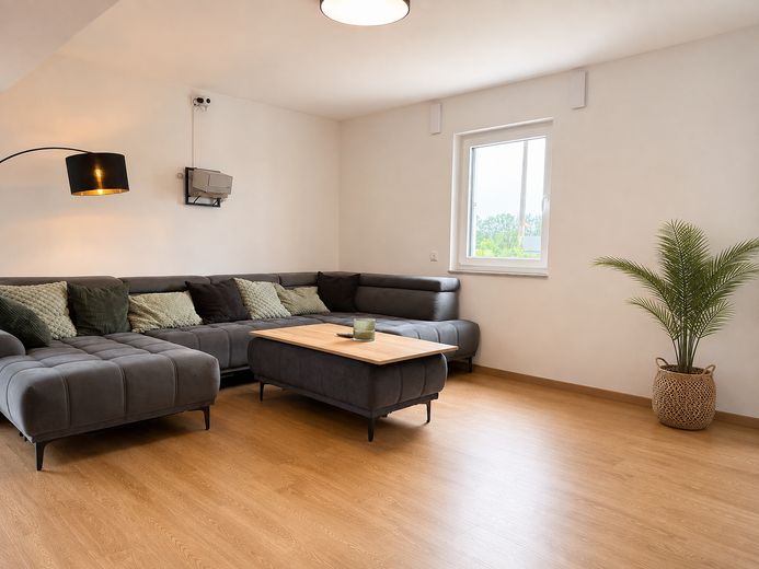 Sin comisión | Casa unifamiliar moderna con piscina y lounge | Orientación sur | Cerca de la A9 – Wohnbereich