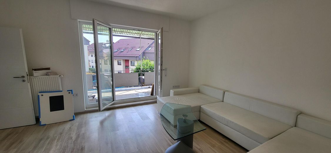 2 Zimmer Wohnung, Einbauküche,  ruhige Lage Pforzheim Nordstadt – Wohnzimmer Blick auf  Balkon