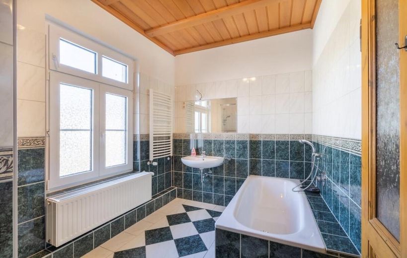 Villa histórica con vistas al Rin, edificio anexo y garaje – Badezimmer