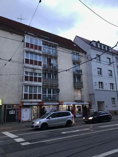 Zentral gelegene, gepflegte 3,5-Zimmer-Wohnung mit EBK in Karlsruhe – Außenansicht