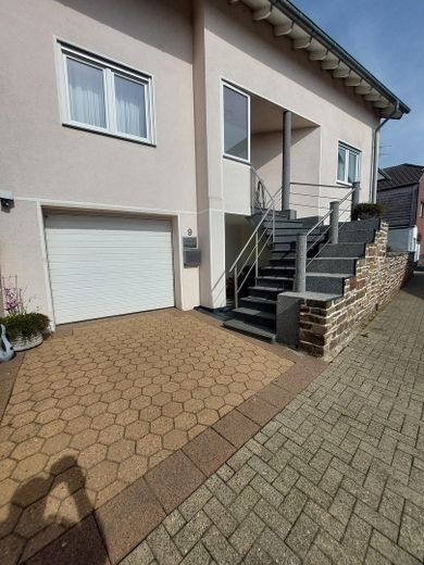 Casa unifamiliare con veranda invernale ;terrazza; giardino e garage.  !!(prezzo trattabile) – Foto 2