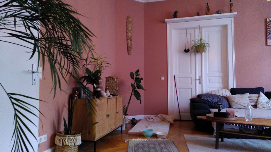 Großzügige Wohnung mit Hinterhof-Terrasse in Bahnhofsnähe – Wohnzimmer
