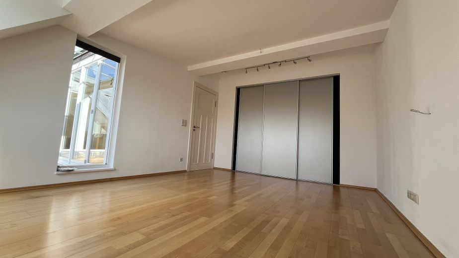 Außergewöhnliche 248 qm große Maisonette-Wohnung (4.OG & DG) mit Terrasse/Balkon/Loggia nahe Ku´damm – begehbarer Kleiderschrank