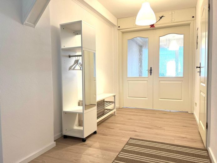 Disponible a partir de octubre de 2026: hermoso y luminoso apartamento de 2,5 habitaciones – Flur inklusive Eingangsbereich