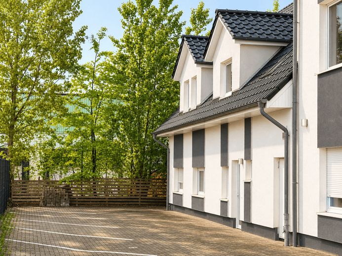 Nowoczesna powierzchnia biurowa / gabinetowa o powierzchni 91 m², 4 pokoje z kuchnią i łazienką w Glinde – Parkplätze