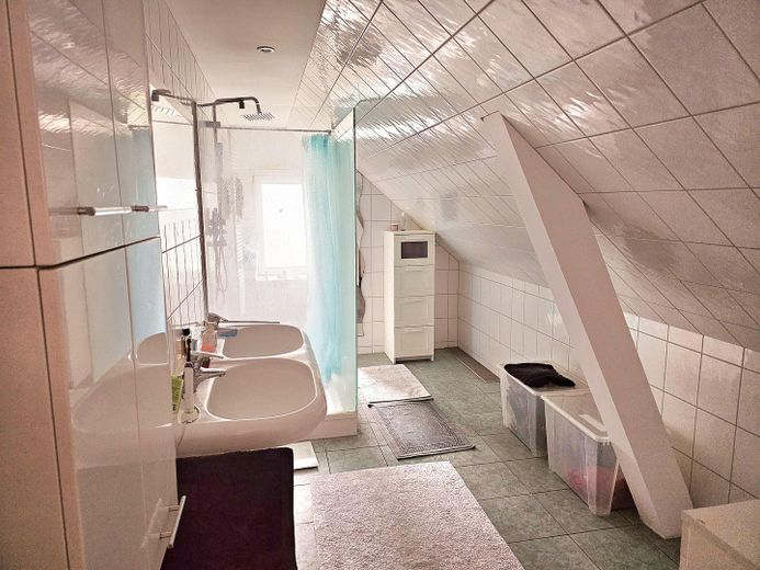 Tu sueño de tener un caballo en casa se hace realidad – Badezimmer 1. OG