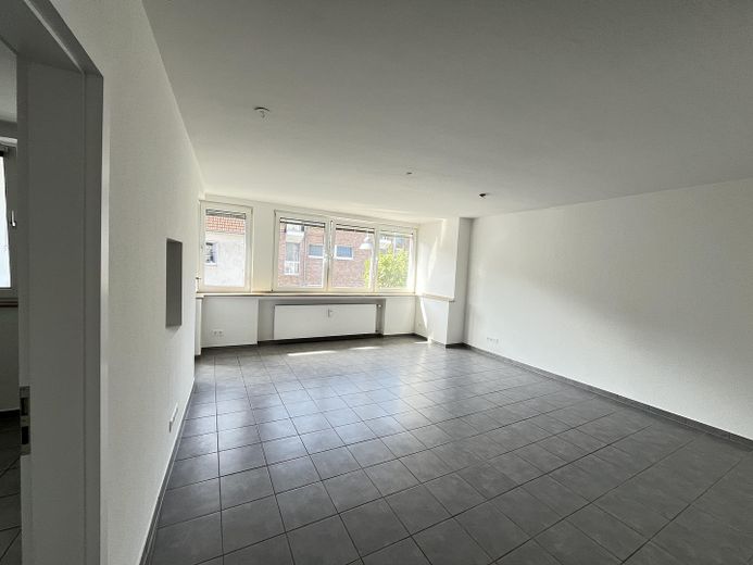 Helle sanierte 3-Zimmer-Wohnung mit zwei Balkonen in Rheinnähe – Wohnzimmer