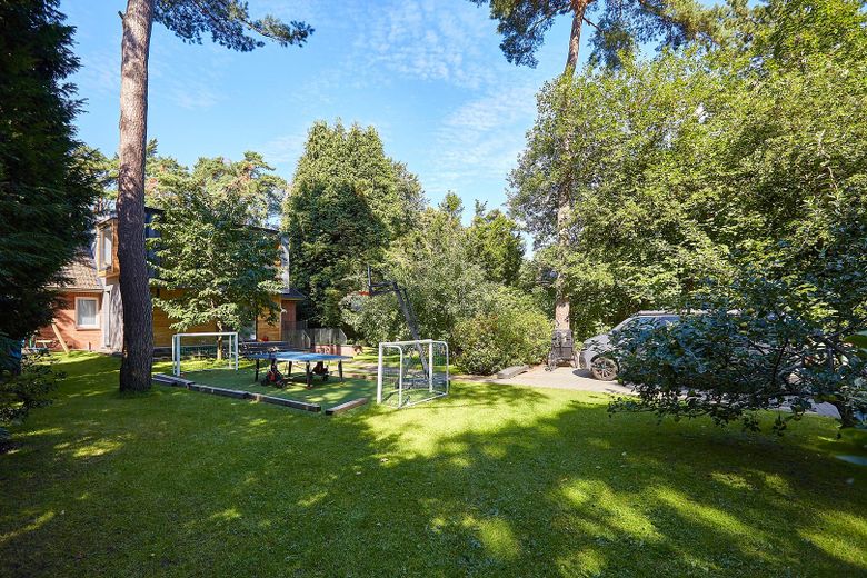 Ampliada en 2026: casa familiar de 298 m² en una parcela de 1.786 m² en Hamburg-Rissen | sin comisión – Vordergarten mit Kunstrasen