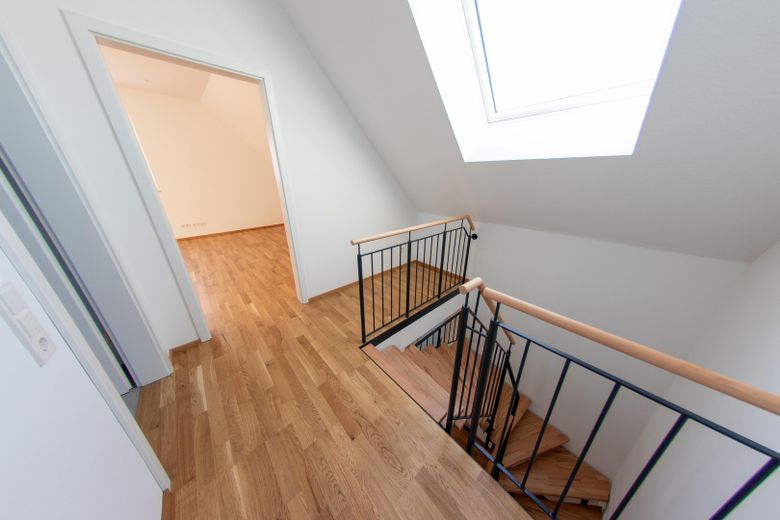 Moderne Neubau-Maisonettewohnung mit hochwertiger Ausstattung, Balkon und EBK – Flur